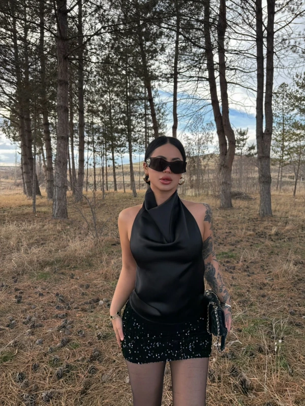 Siyah Boyundan Geçmeli Saten Bluz