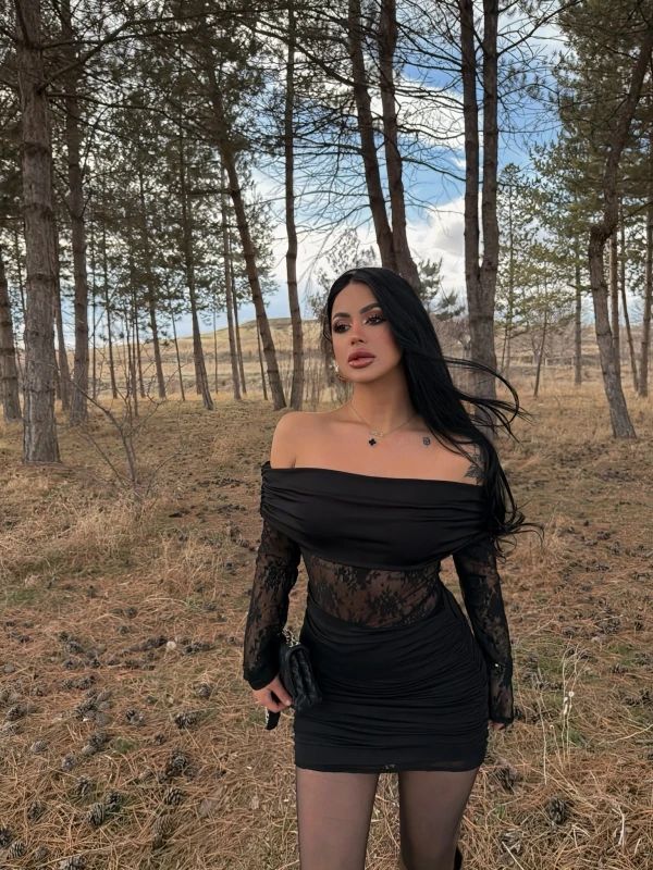 Siyah Güpürlü Yaka Katlamalı Elbise