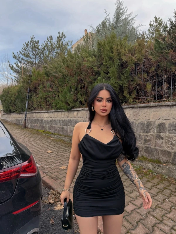 Siyah Tokalı Sırt Çapraz Büzgülü Elbise