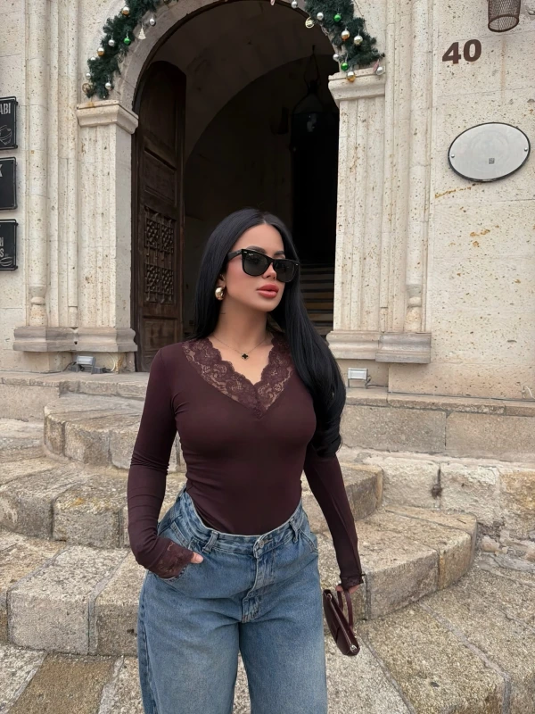 Kahve Yaka ve Kol Güpürlü Bluz