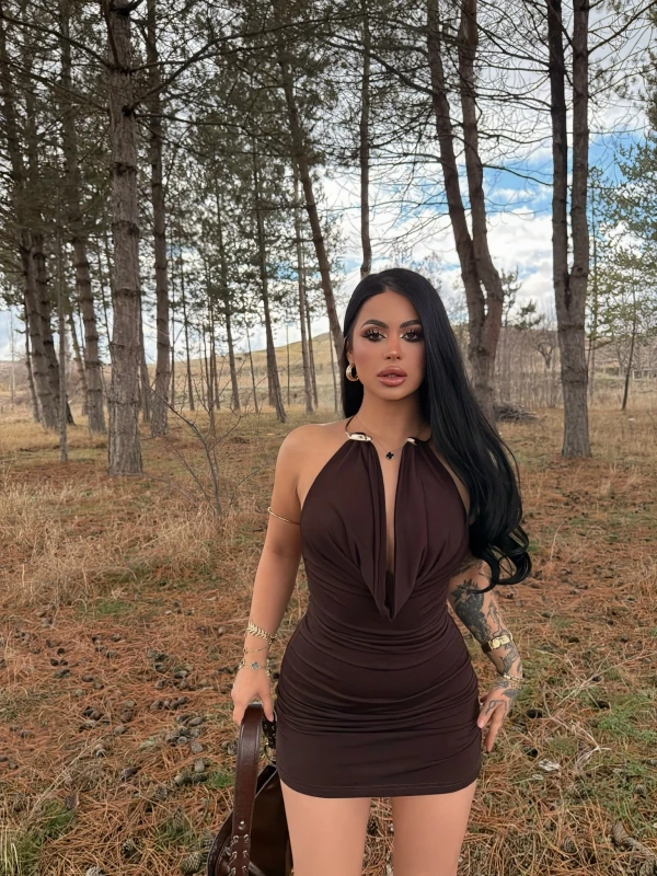 Kahve Boyun Aksesuarlı Elbise