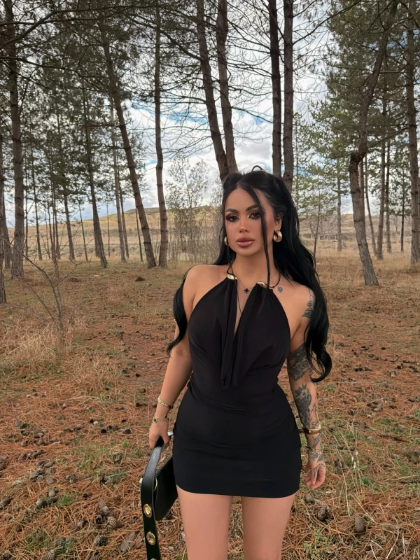 Siyah Boyun Aksesuarlı Elbise