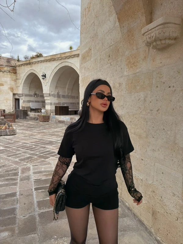 Siyah Kolları Güpürlü Basic Tişört