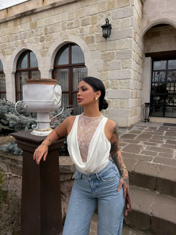 Beyaz Sırt Düğmeli Güpürlü Bodysuit