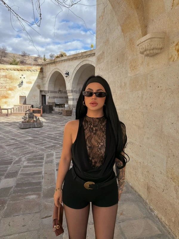 Siyah Sırt Düğmeli Güpürlü Bodysuit