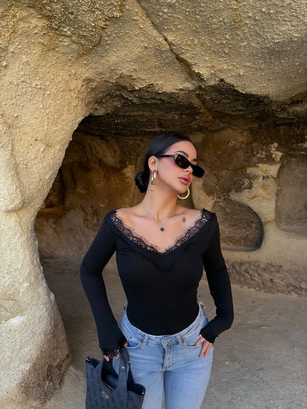 Siyah Güpürlü Ön Arka V Yaka Bluz