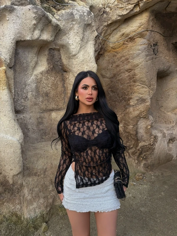 Yan Yırtmaçlı Güpürlü Bluz