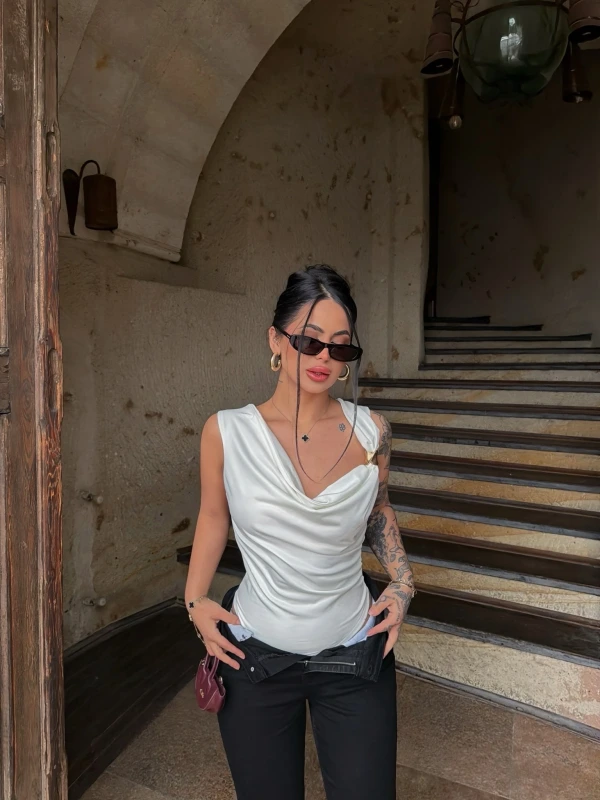 Beyaz Omuz Tokalı Degaje Bodysuit