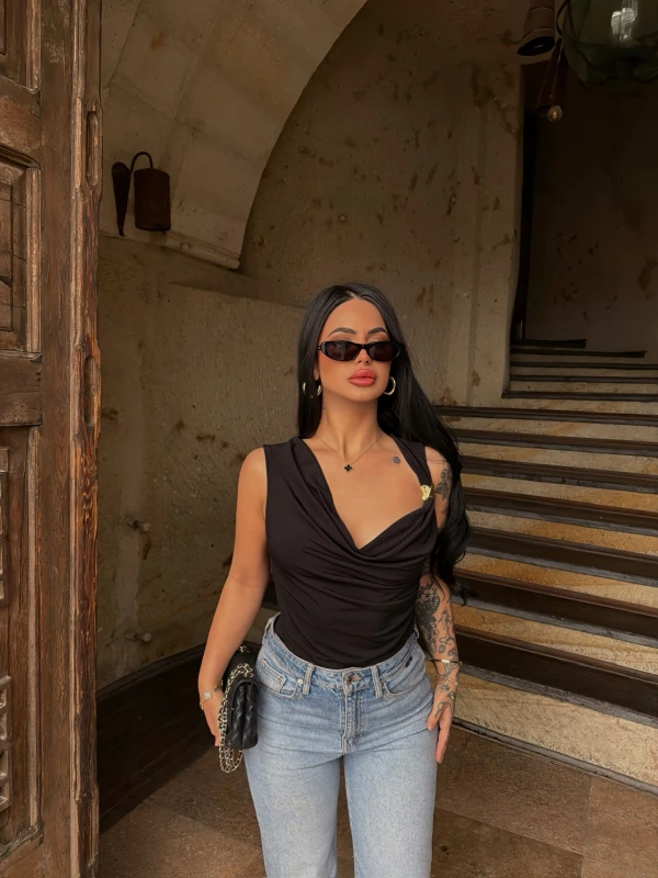 Siyah Omuz Tokalı Degaje Bodysuit