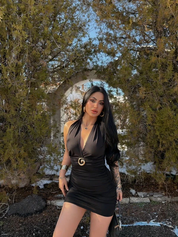 Siyah Boyundan Bağlamalı Tokalı Elbise