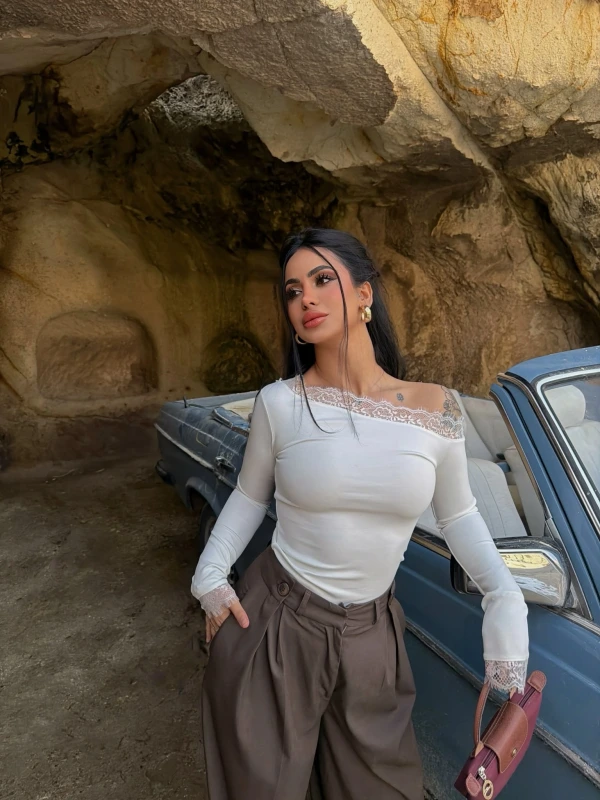 Beyaz Kayık Yaka Güpürlü Bluz