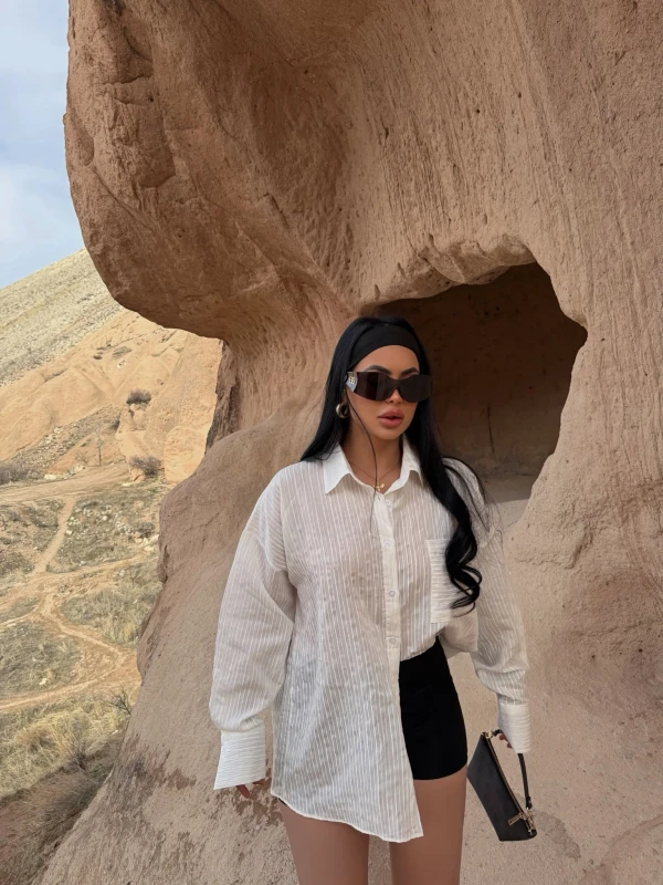 Beyaz Tek Cep Sırt Dekolte Gömlek