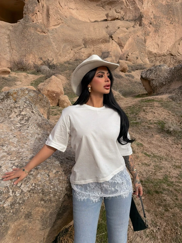 Beyaz Eteği Güpürlü Basic Tişört