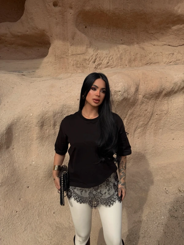 Siyah Eteği Güpürlü Basic Tişört