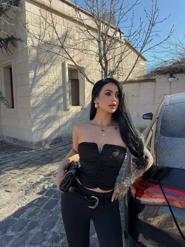 Siyah Büzgülü Straplez Crop
