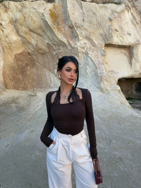 Kahve Boyundan Geçmeli Güpürlü Bluz