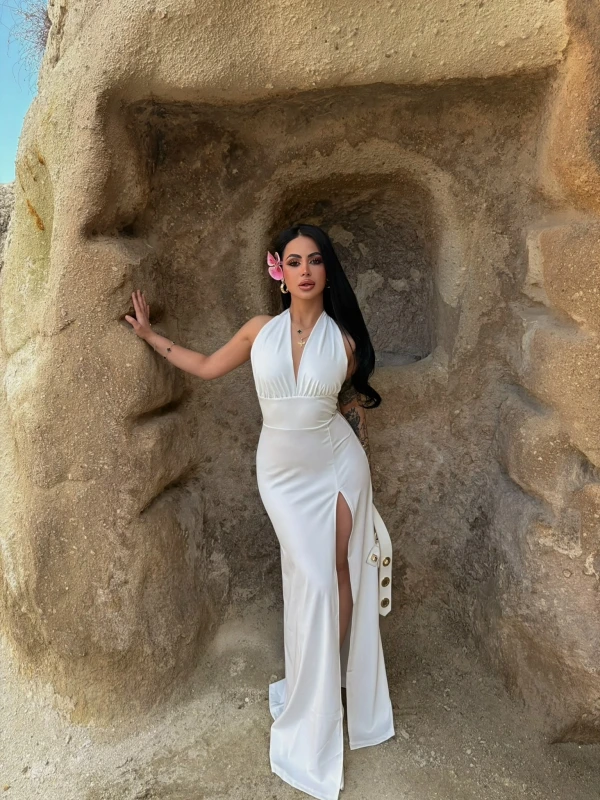 Beyaz Boyundan Geçmeli Yırtmaçlı Elbise