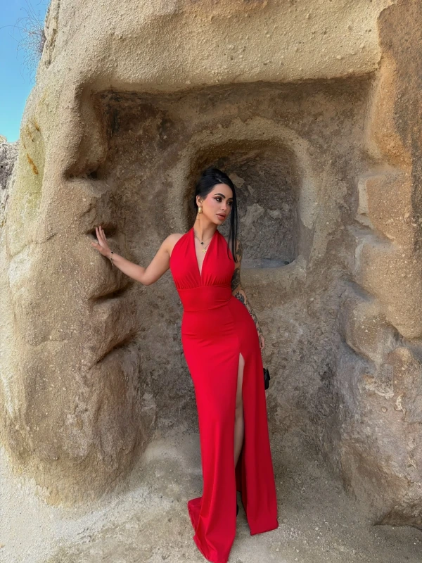 Kırmızı Boyundan Geçmeli Yırtmaçlı Elbise