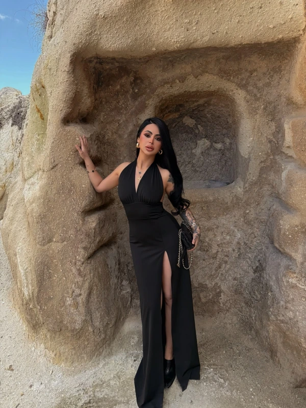 Siyah Boyundan Geçmeli Yırtmaçlı Elbise