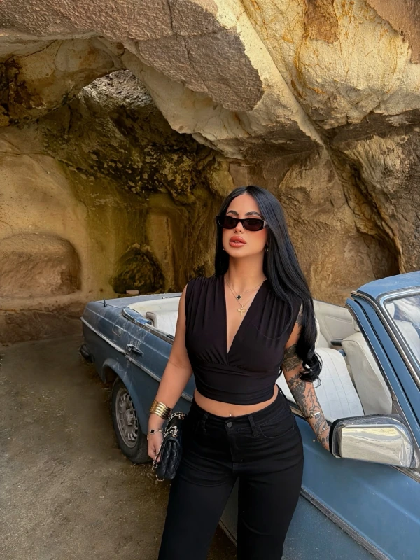Siyah Ön Çapraz V Crop