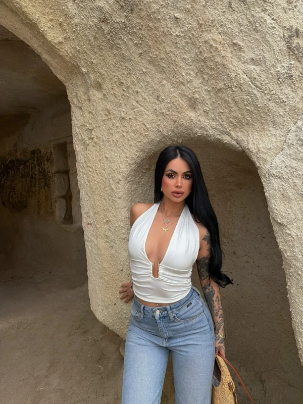 Beyaz Boyundan Bağlamalı Aksesuarlı Crop