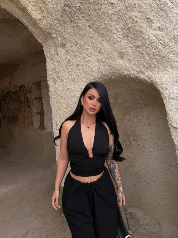 Siyah Boyundan Bağlamalı Aksesuarlı Crop