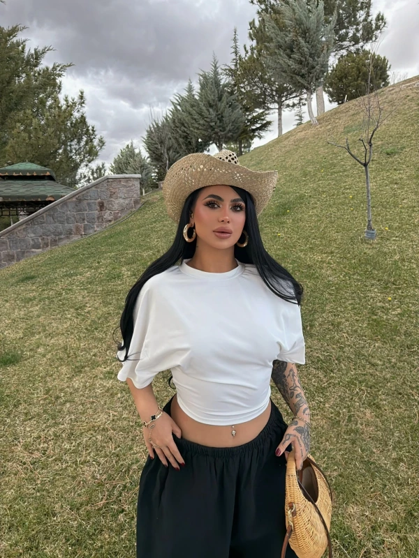 Beyaz Minimal Drapeli Tişört