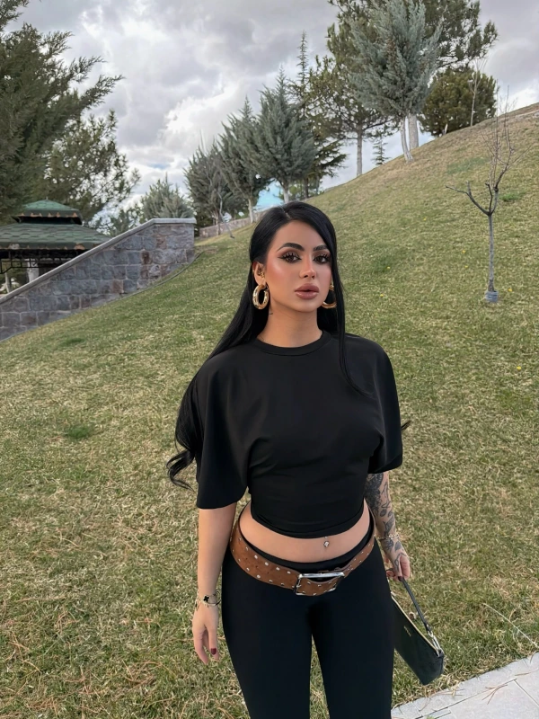 Siyah Minimal Drapeli Tişört