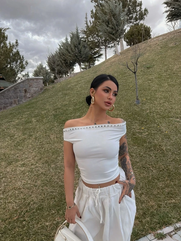 Beyaz Droplu Kayık Yaka Crop