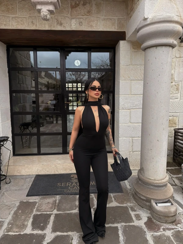 Siyah Boyundan Geçmeli Toparlayıcı Tulum