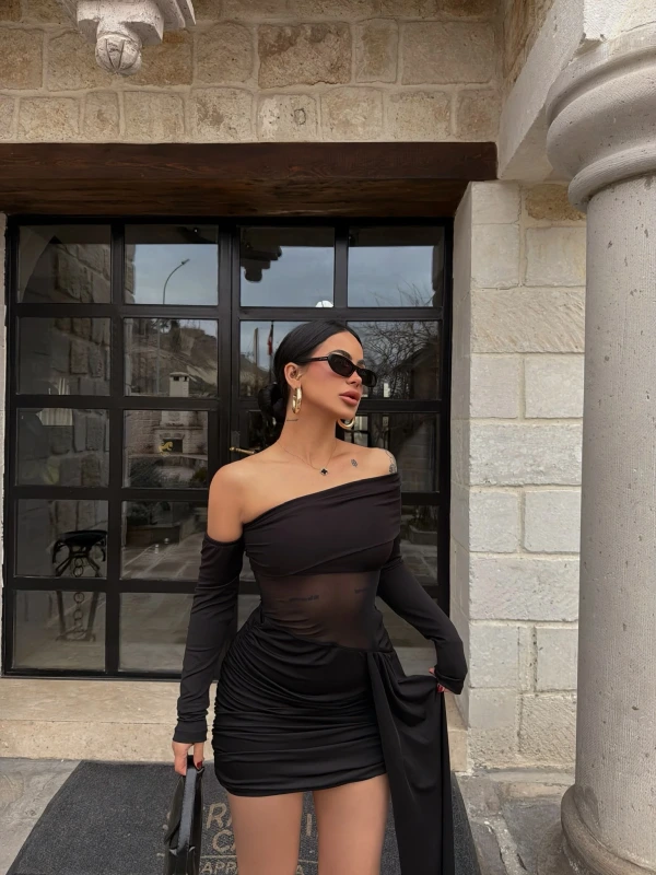 Siyah Asimetrik Kesim Tül Detay Elbise