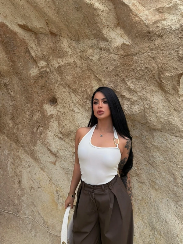 Beyaz Boyundan Geçmeli Aksesuarlı Crop