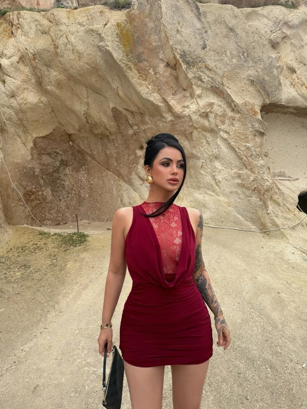 Bordo Drapeli Yaka Dantel İşlemeli Elbise