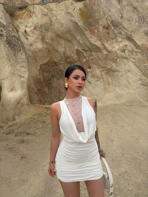 Beyaz Drapeli Yaka Dantel İşlemeli Elbise