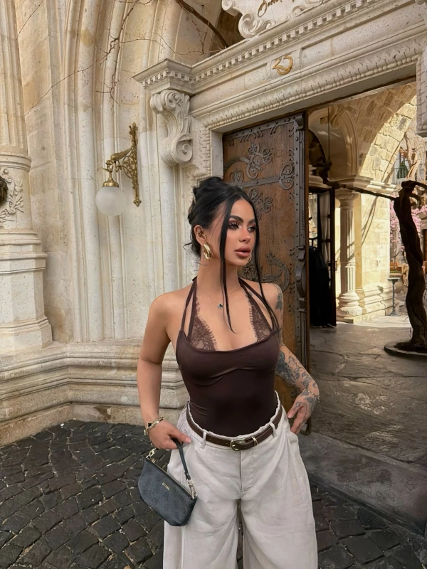 Kahve Boyundan Geçmeli Güpürlü Bodysuit