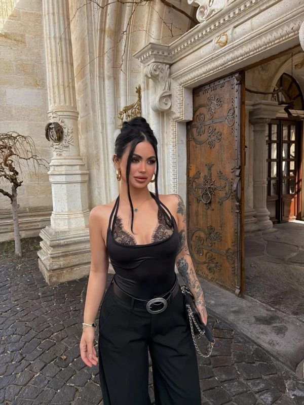 Siyah Boyundan Geçmeli Güpürlü Bodysuit