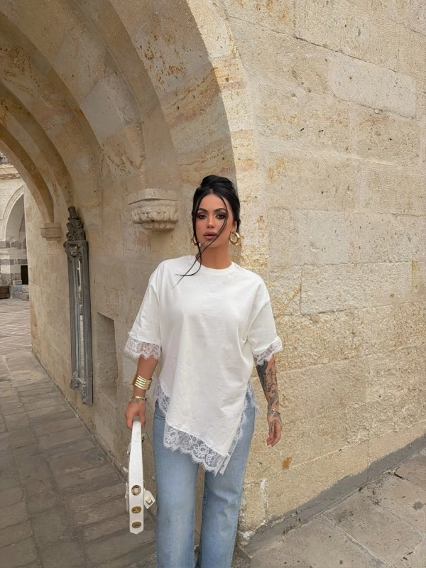 Beyaz Asimetrik Dantel İşlemeli Tişört