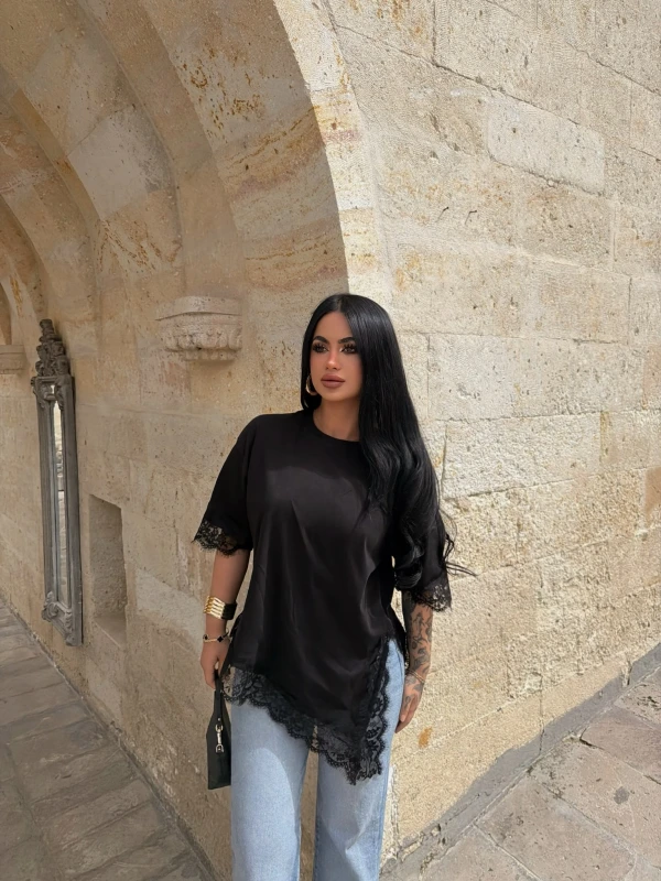 Siyah Asimetrik Dantel İşlemeli Tişört