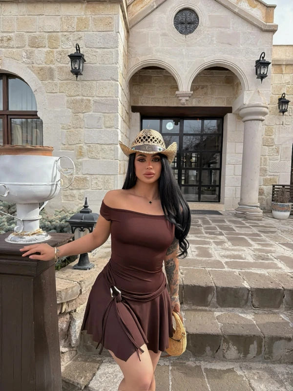 Kahve Eteği Aksesuarlı Straplez Elbise