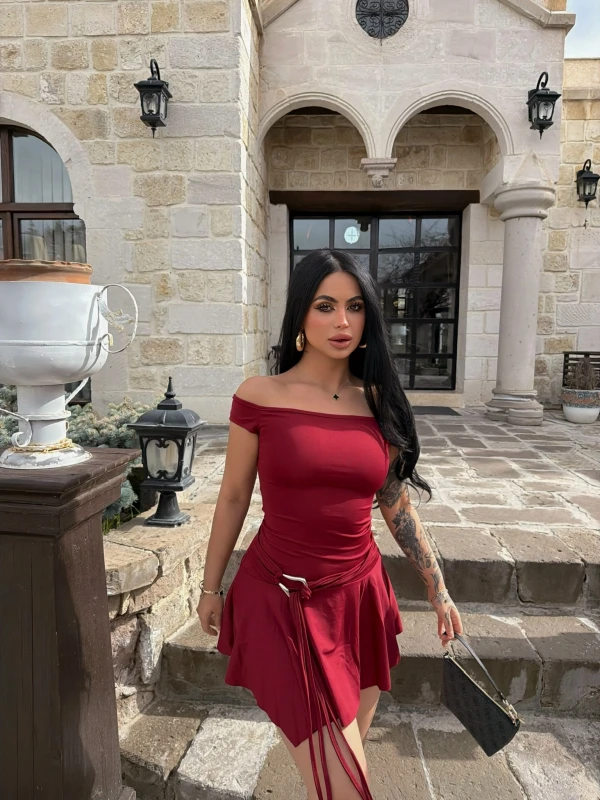 Bordo Eteği Aksesuarlı Straplez Elbise