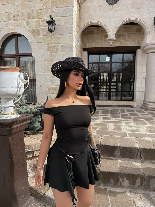 Siyah Eteği Aksesuarlı Straplez Elbise