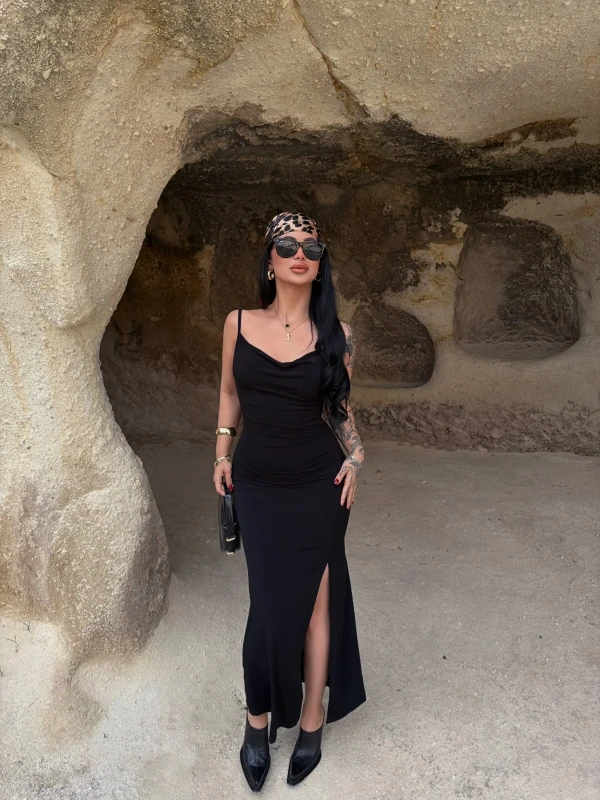 Siyah Askılı Degaje Yaka Elbise