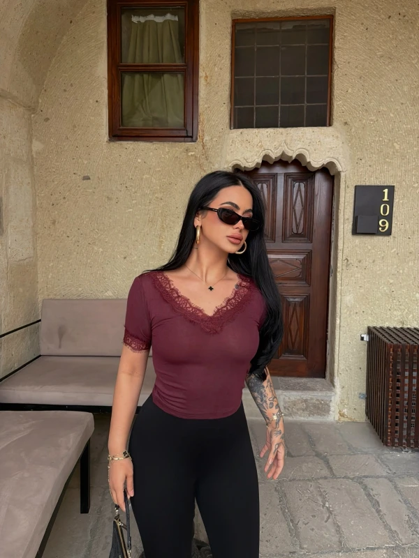 Bordo Kol ve Yaka Güpürlü Crop