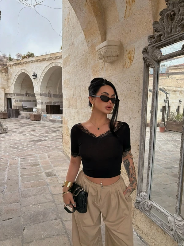 Siyah Kol ve Yaka Güpürlü Crop