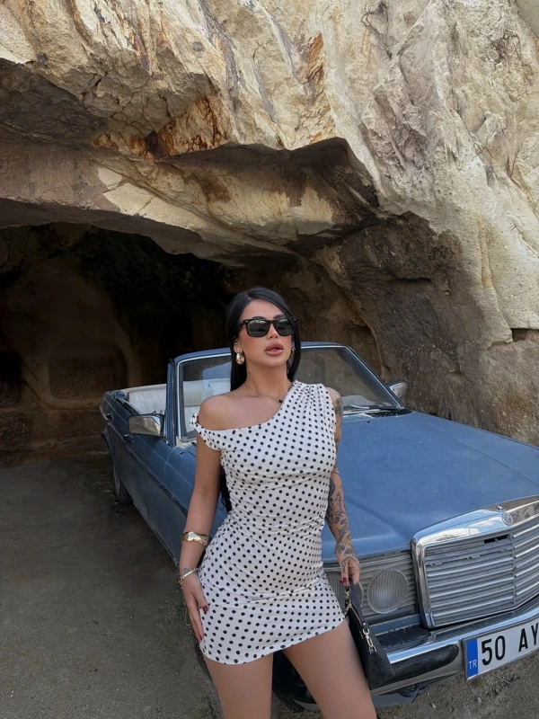 Beyaz Kayık Yaka Puantiyeli Elbise