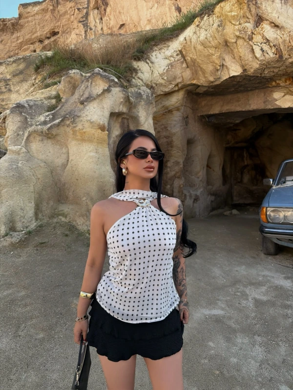 Beyaz Yaka Tokalı Puantiyeli Bluz