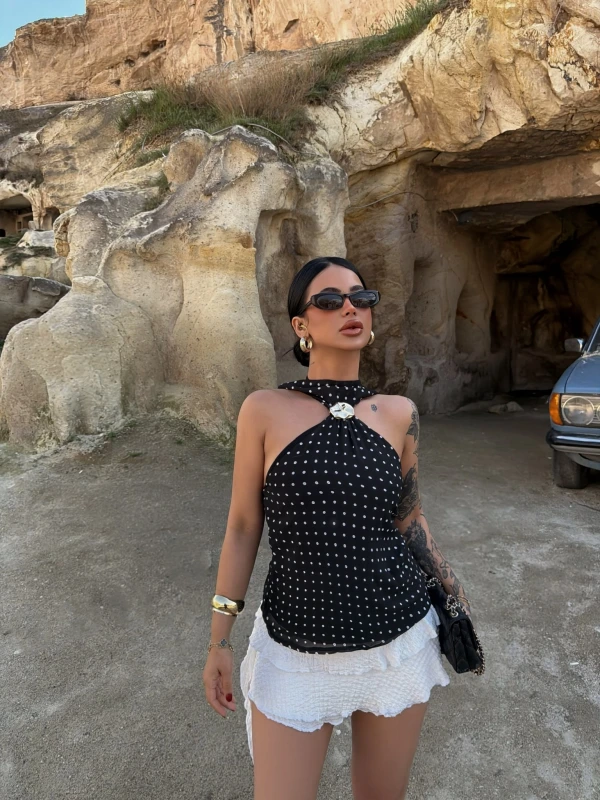 Siyah Yaka Tokalı Puantiyeli Bluz