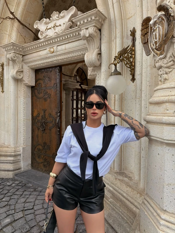 Siyah Şal Bağlamalı Tişört