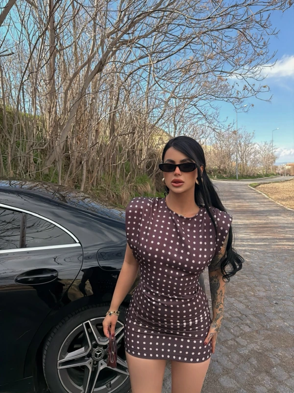 Kahve Omuz Vatkalı Puantiyeli Elbise