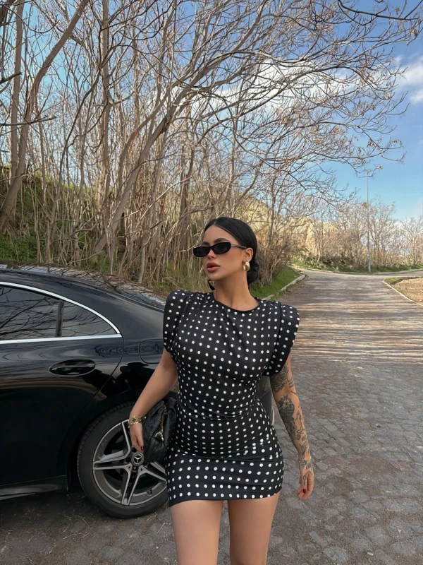 Siyah Omuz Vatkalı Puantiyeli Elbise